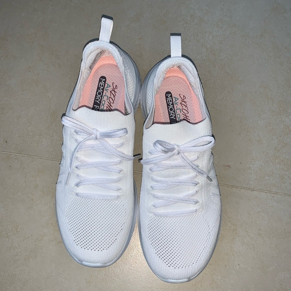NWOT Sketchers Ultra Flex 3.0 Women’s Shoe in size 9.5